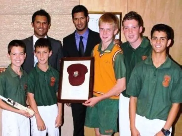 Young cricketers from Pretoria schools with Daren Ganga and the framed cap.